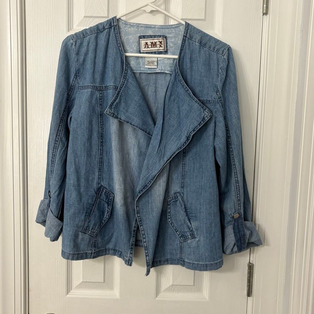AMX Women’s Light Wash Chambray Denim Jacket Size M
